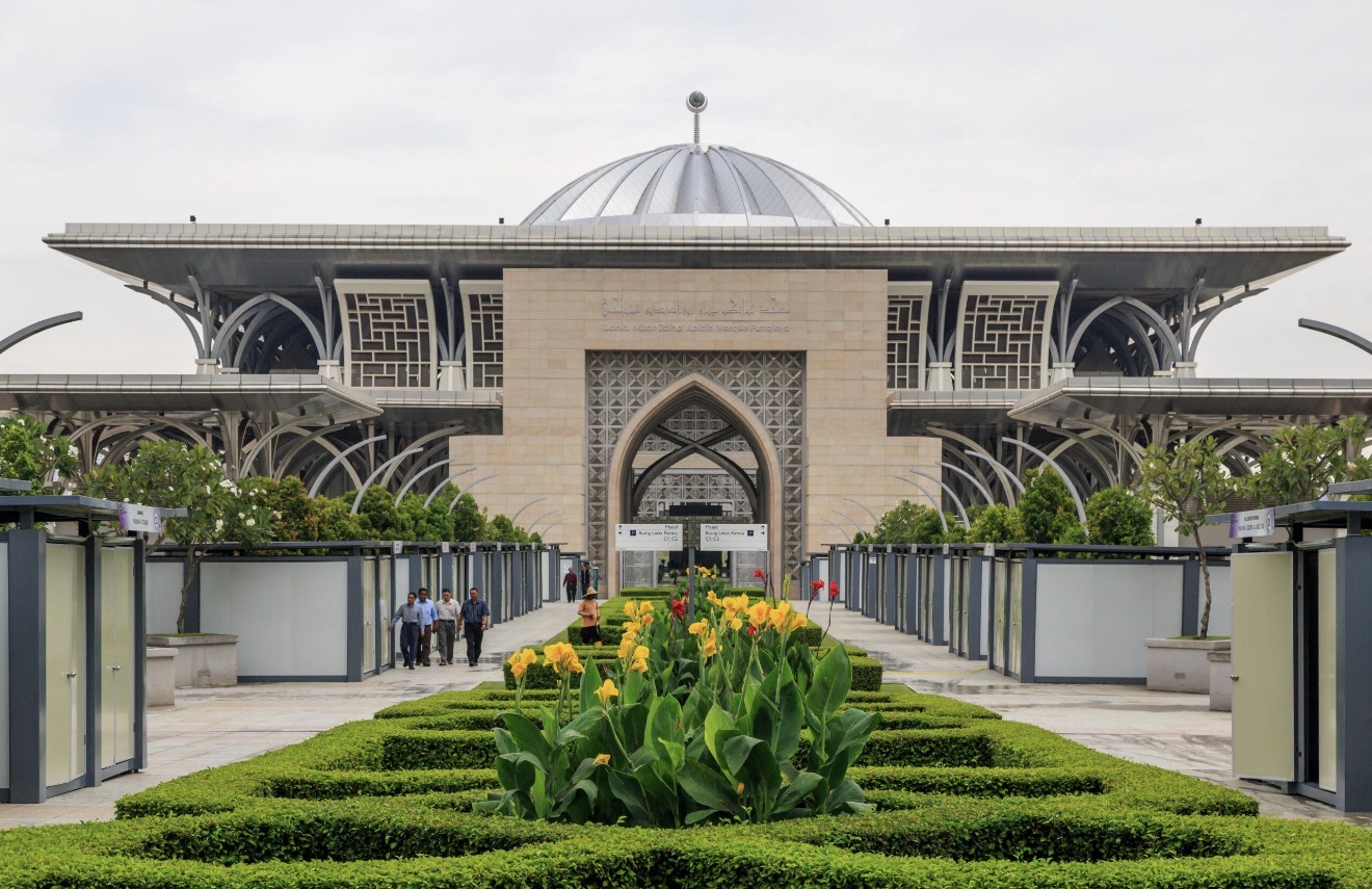 🇲🇾 PUTRAJAYA & KUALA LUMPUR MOSQUE & ISLAMIC ARCHITECTURE TOUR — photo 1 of 10